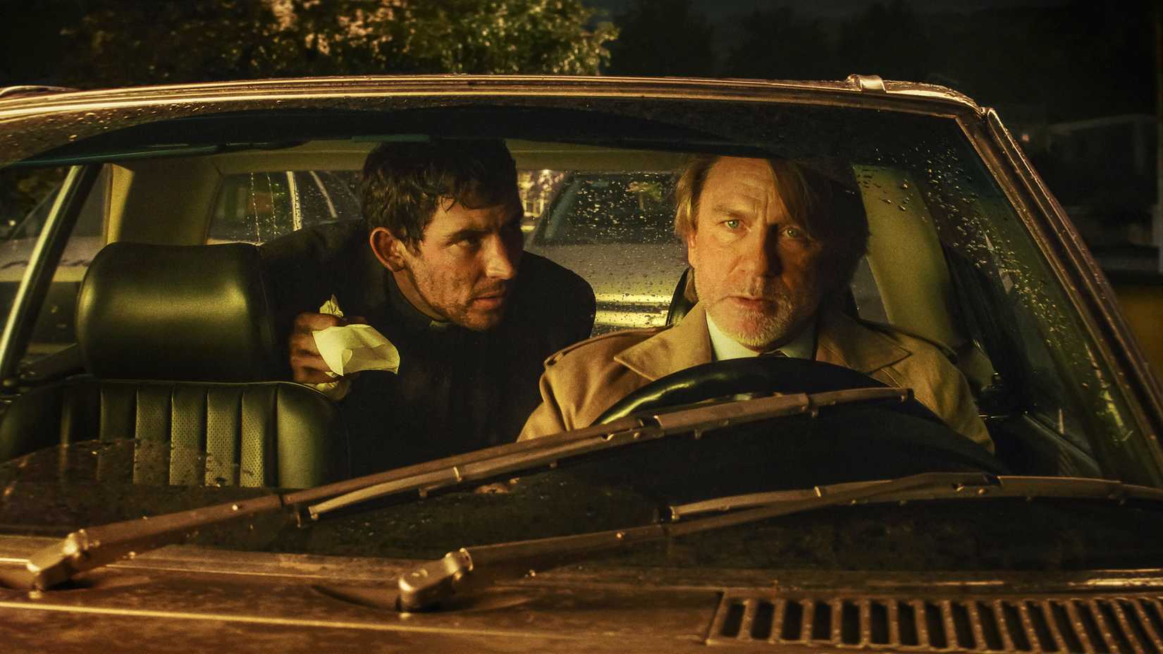 Josh O'Connor e Daniel Craig em cena de Wake Up Dead Man