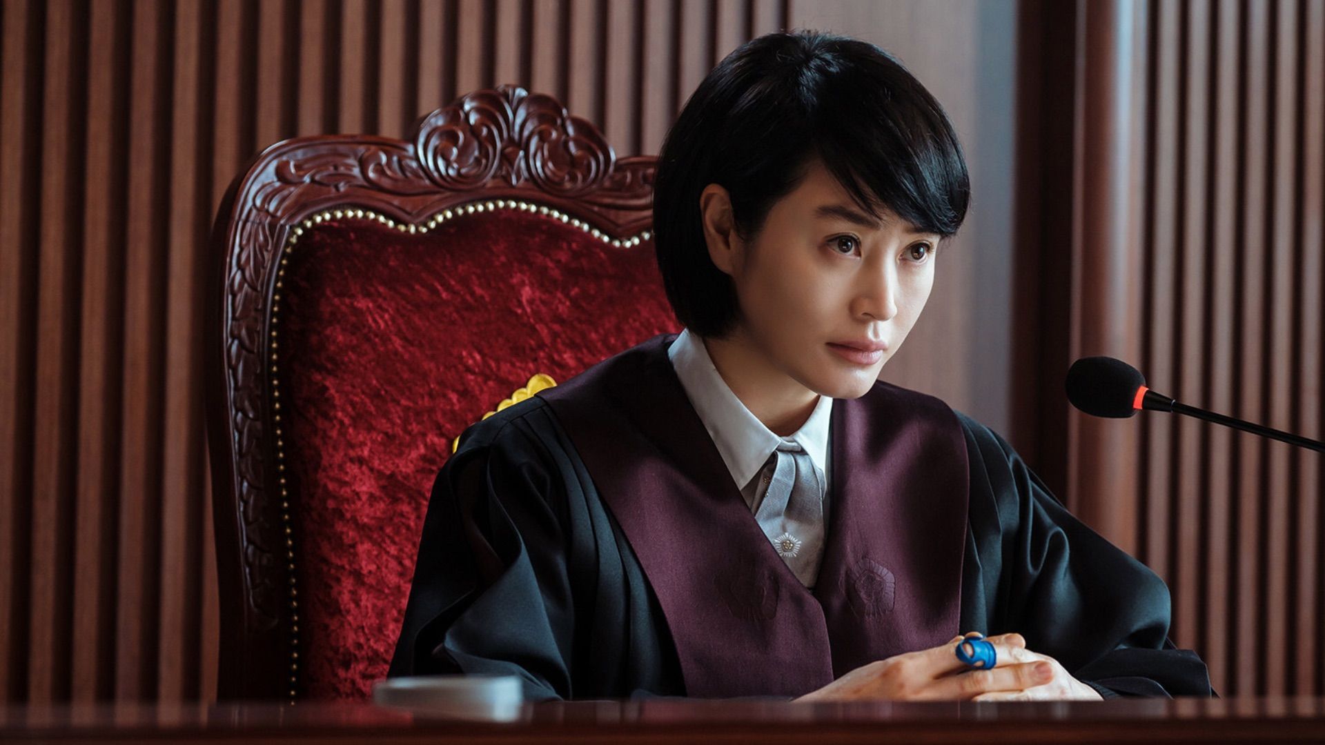 Kim Hye-soo wearing court robes as judge Shim Eun-seok in the K-drama Juvenile Justice.