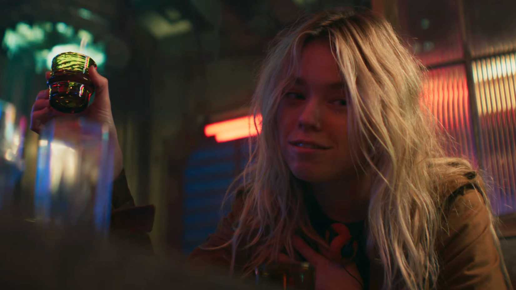 Kara bebendo em um bar no trailer de Supergirl