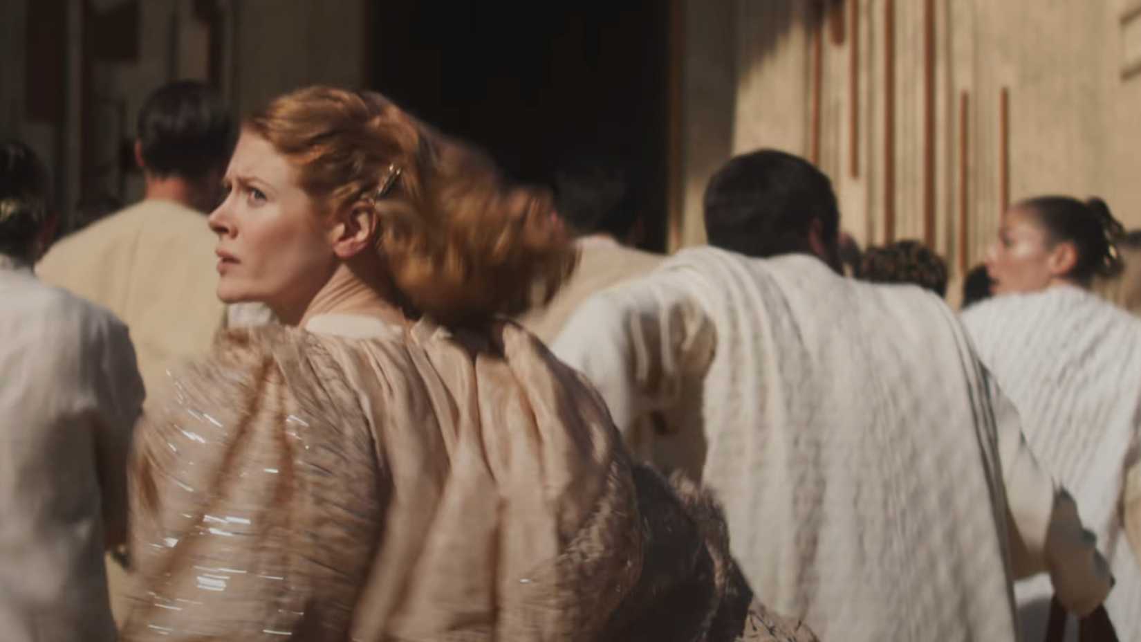 Pais de Kara correndo no trailer de Supergirl