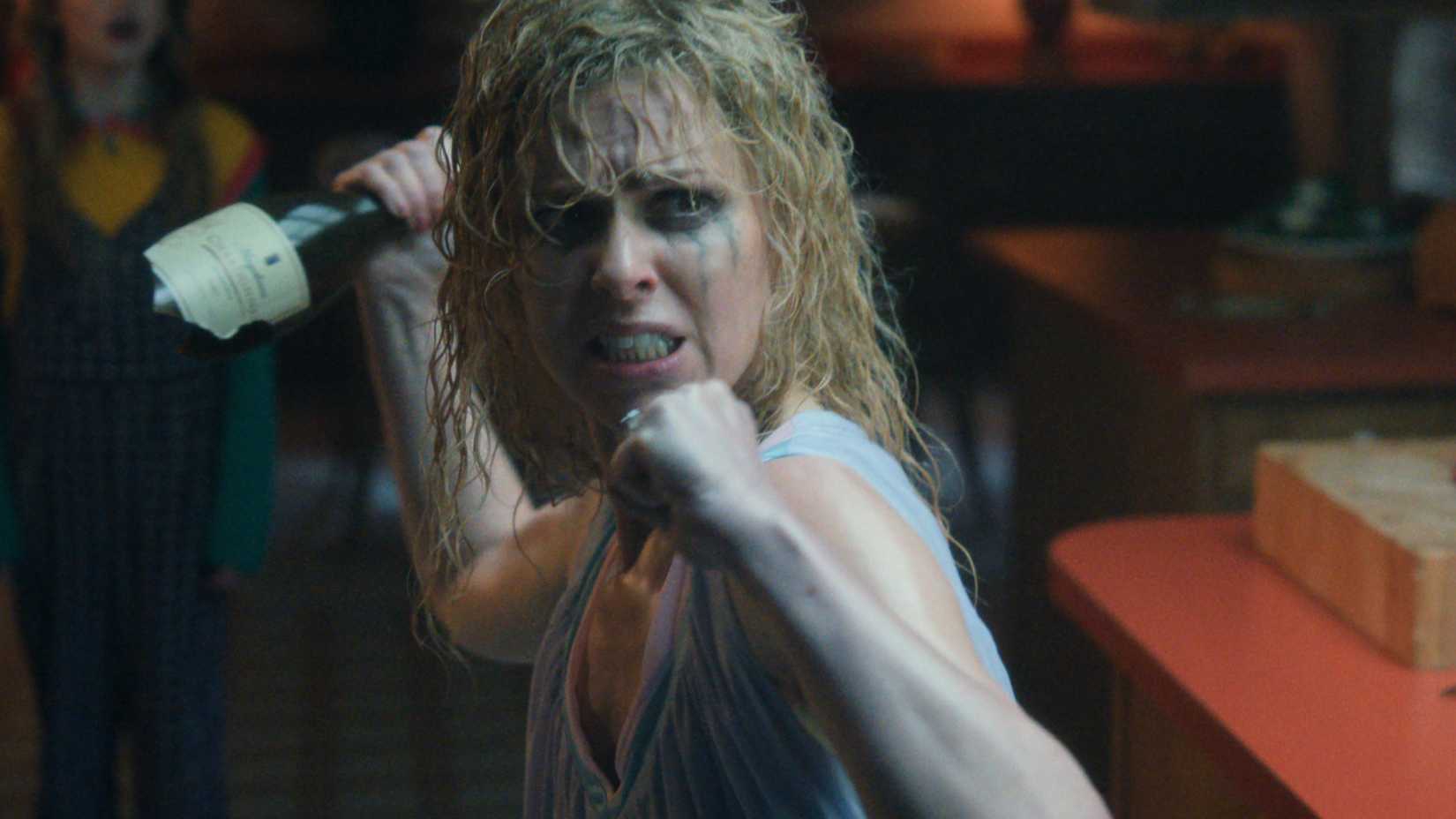 Karen Wheeler defendendo Holly em Stranger Things 5