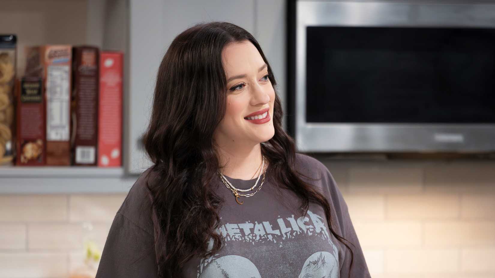 Kat Dennings sorrindo como Riley em Shifting Gears