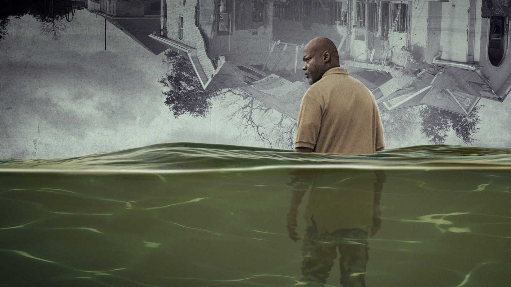 Um homem olha para a água subindo em frente a uma imagem invertida do céu.