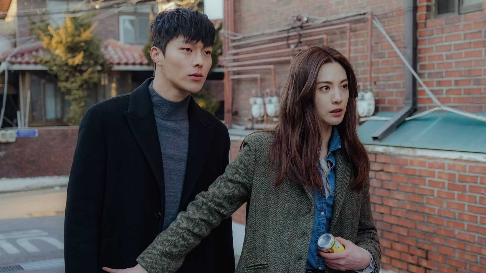 Kim Soo-hyun (Jang Ki-yong) and Do Hyun-jin (Nana) in Kill It.