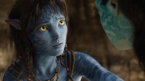 Kiri gives a Metkayina a concerned look in Avatar Fire and Ash