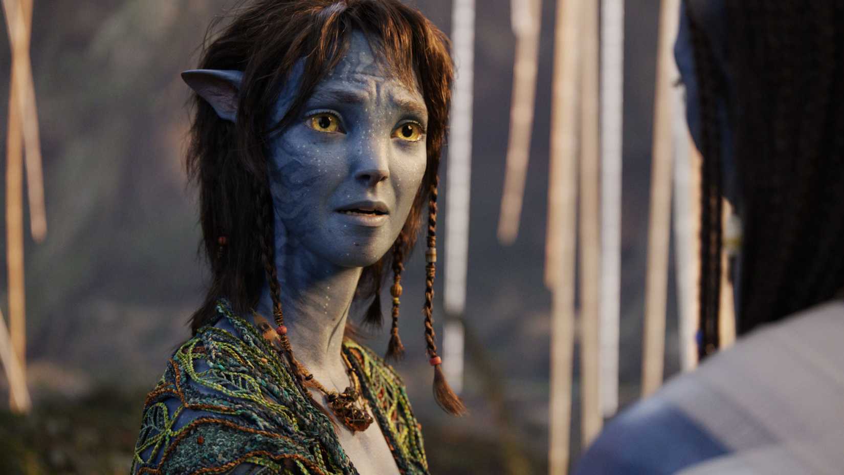 Kiri, l'air inquiet et effrayé, dans Avatar Feu et Cendres (Source : Image du film)