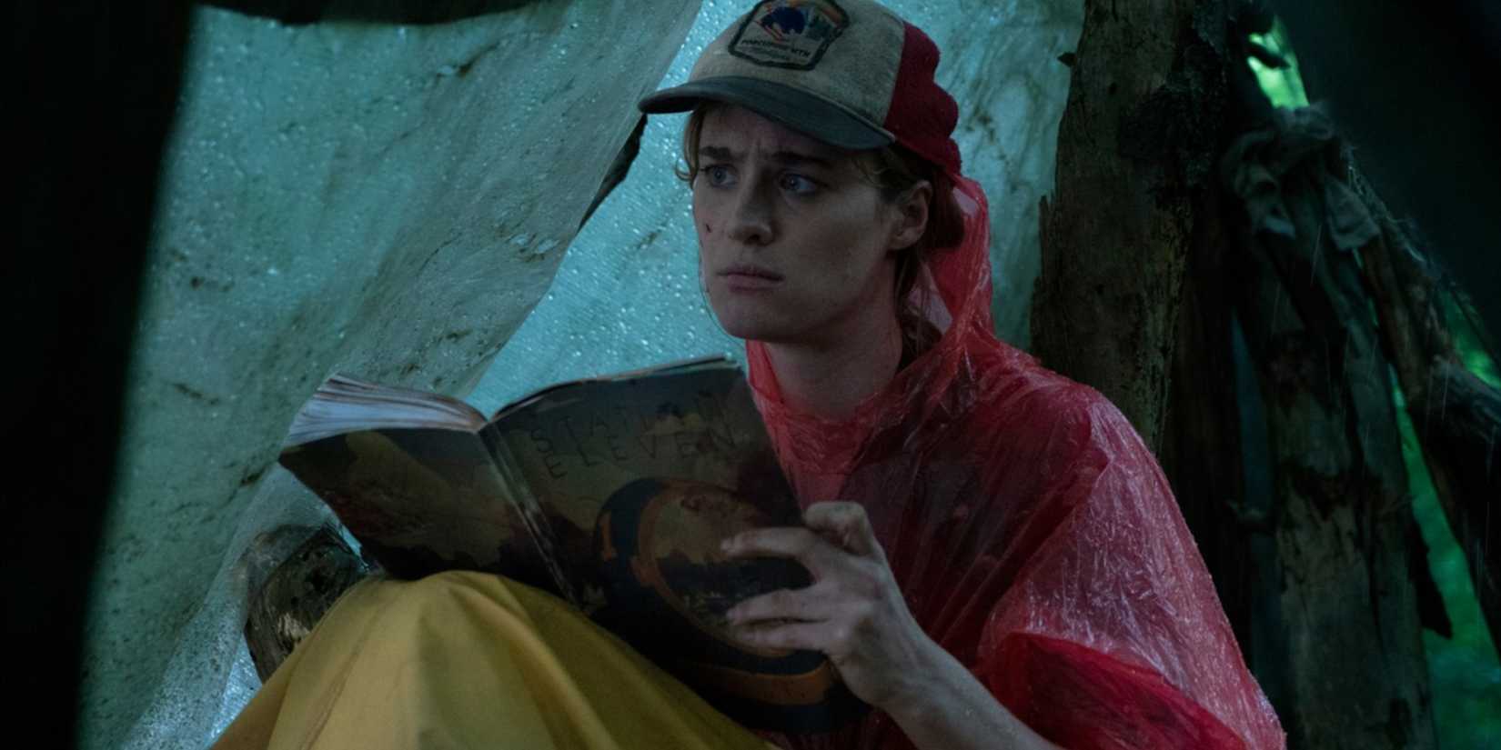 Kirsten lendo uma graphic novel em Station Eleven