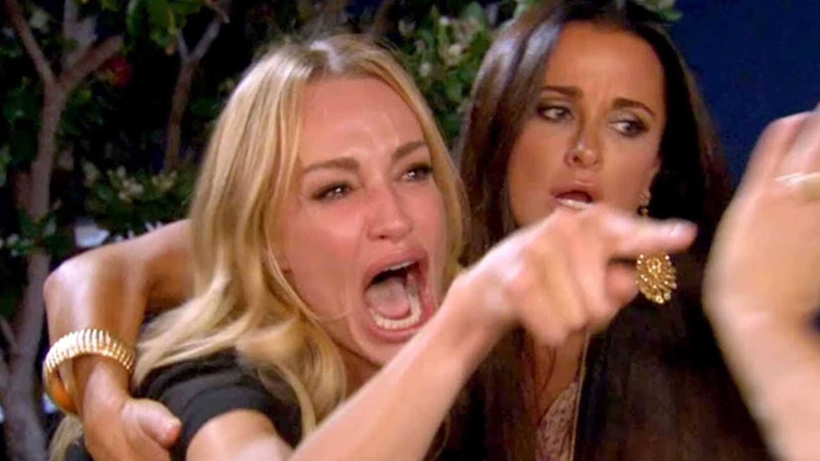 Kyle Richards segurando Taylor Armstrong durante uma briga em RHOBH