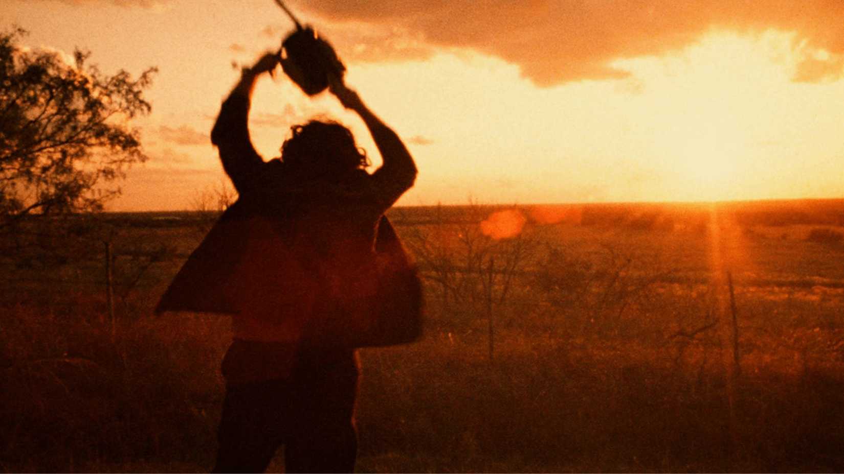 Leatherface correndo com sua motosserra em O Massacre da Serra Elétrica