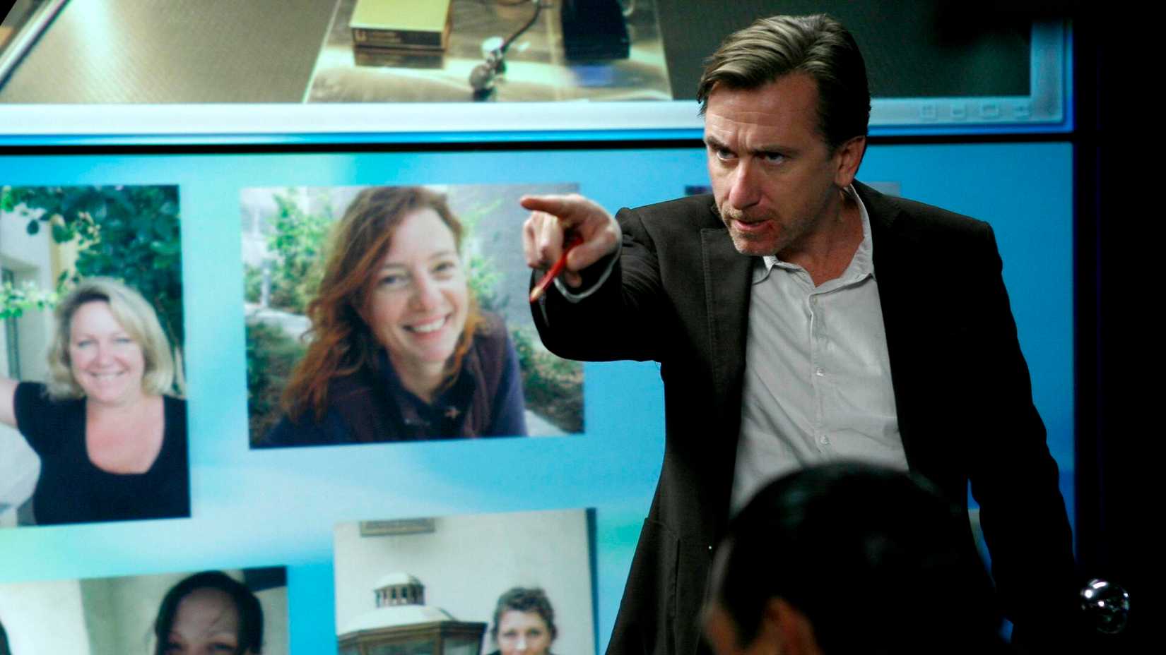 Cal Lightman zeigt vor eine Tafel mit Bildern von Frauen in Lie to Me