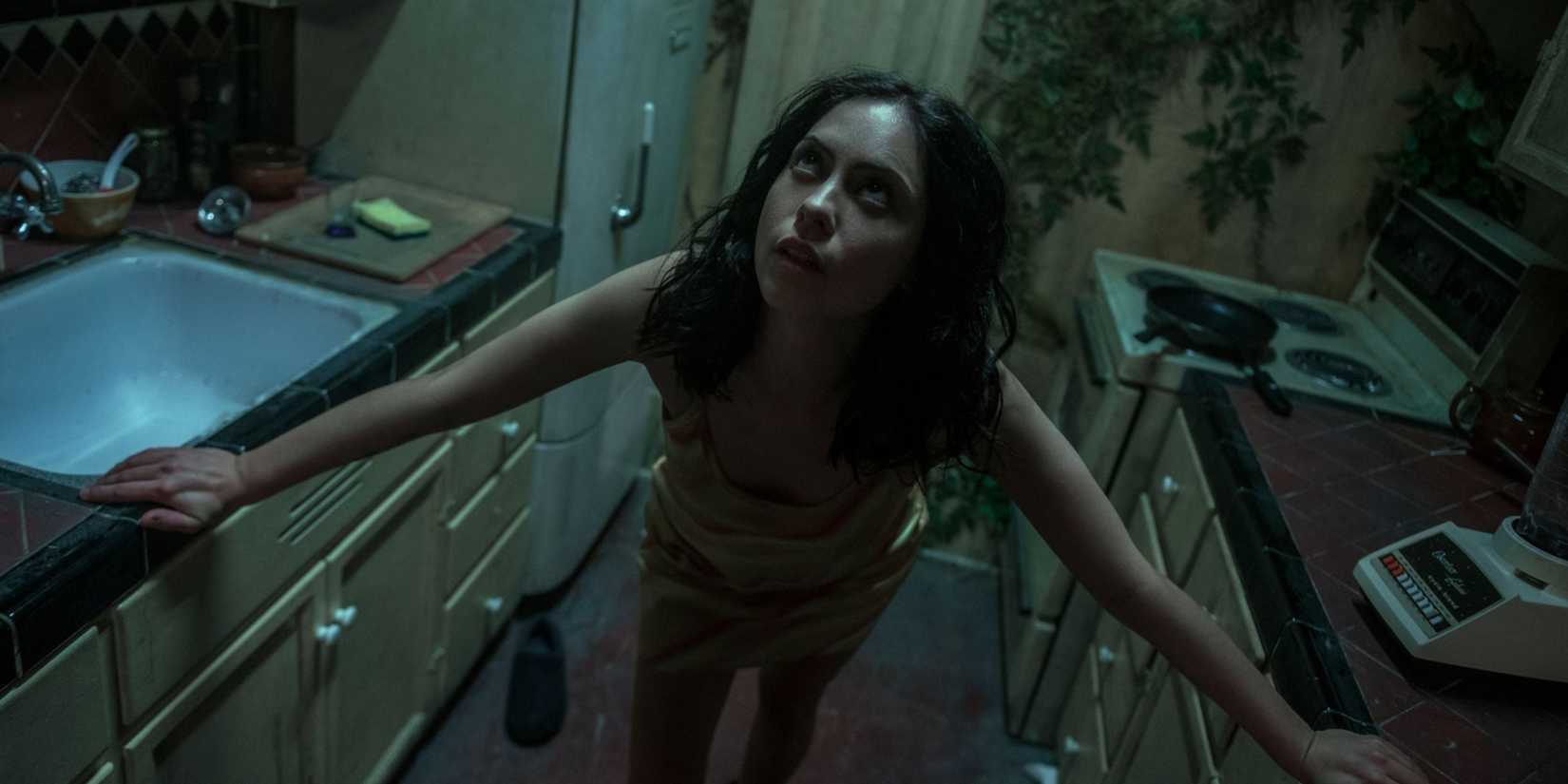 Lisa olhando para o teto em Brand New Cherry Flavor