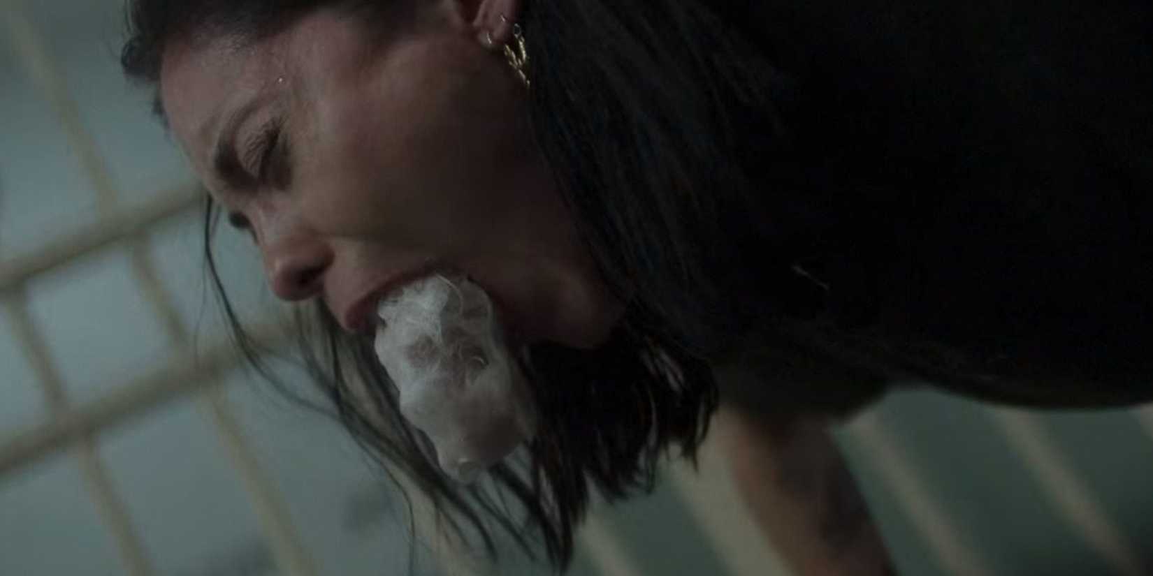 Lisa vomitando um gato em Brand New Cherry Flavor