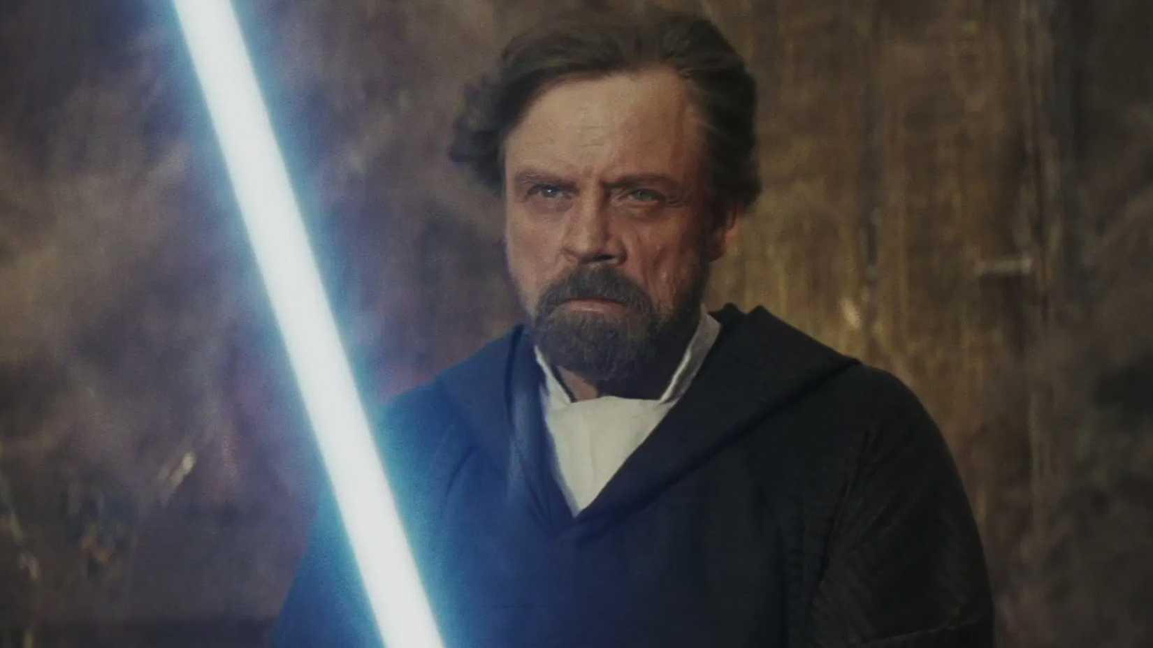 Luke Skywalker segurando seu sabre de luz em Os Últimos Jedi