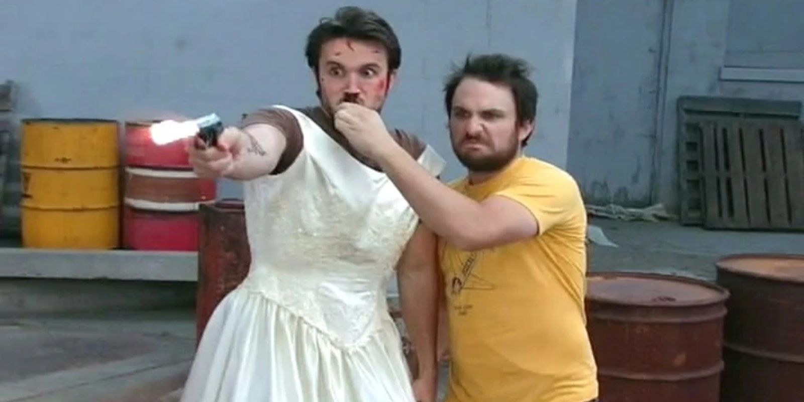 Mac in abito da sposa che spara con una pistola
