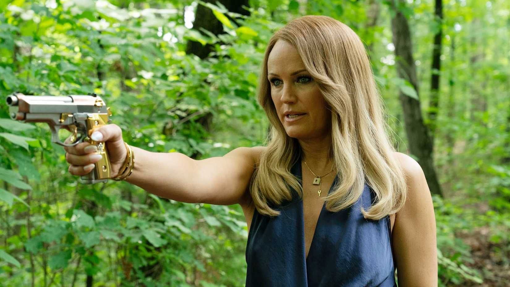 Malin Akerman empunha uma arma em The Hunting Wives