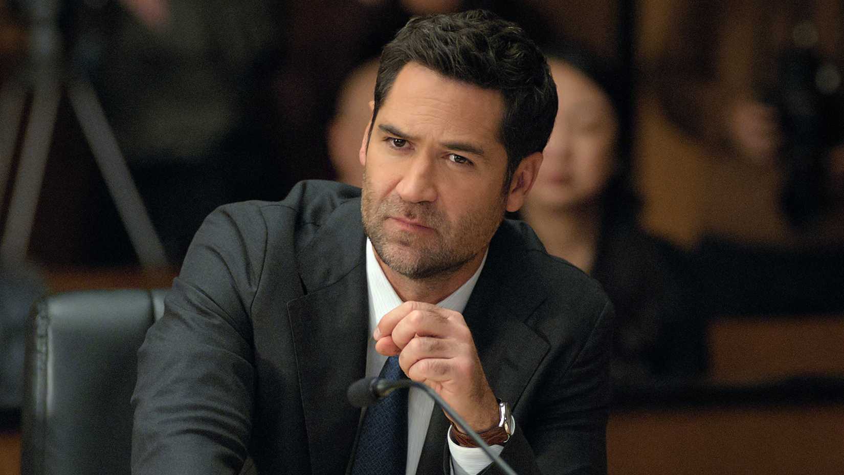 Manuel Garcia-Rulfo em uma sala de tribunal em O Advogado de Los Angeles