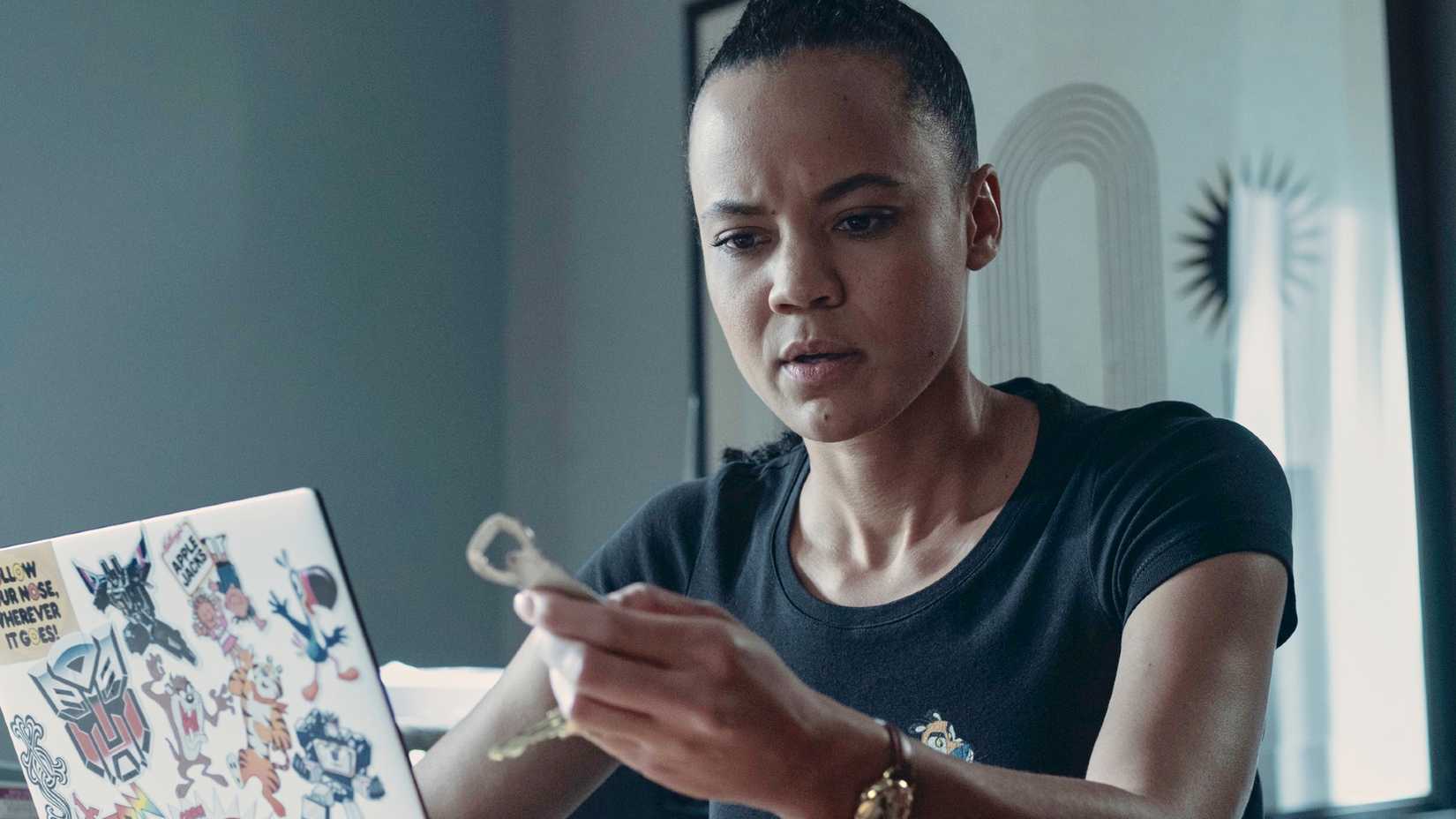 Maria Sten como Neagley em Reacher com expressão confusa