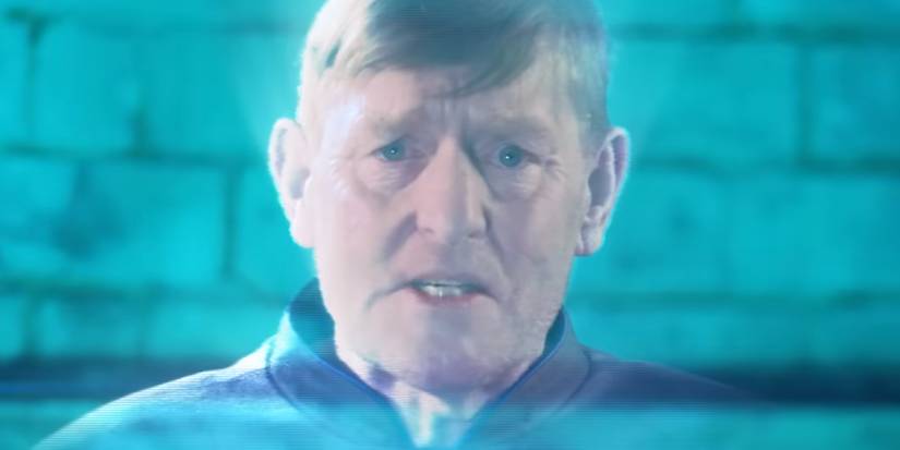 Mark Strickson como um holograma de Turlough em Doctor Who