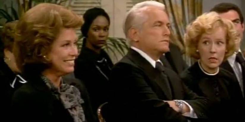 Mary lacht bei Chuckles' Beerdigung in der Mary Tyler Moore Show