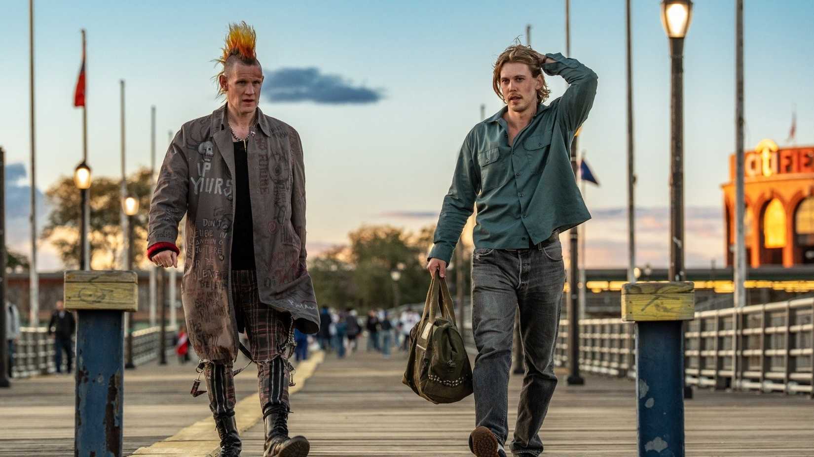 Matt Smith e Austin Butler em 'Caught Stealing'