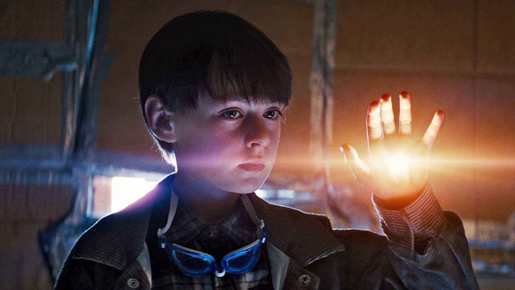 Un bambino con una mano luminosa osserva in Midnight Special