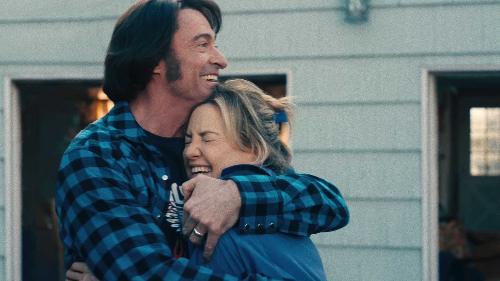 Mike e Claire se abraçam em Song Sung Blue