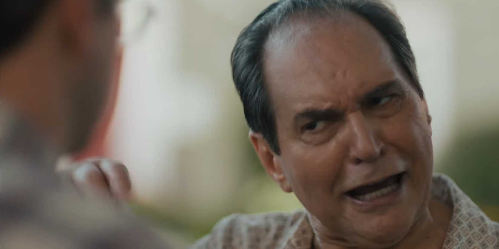 Mike conversando com Ron no final da 1ª temporada de The Chair Company