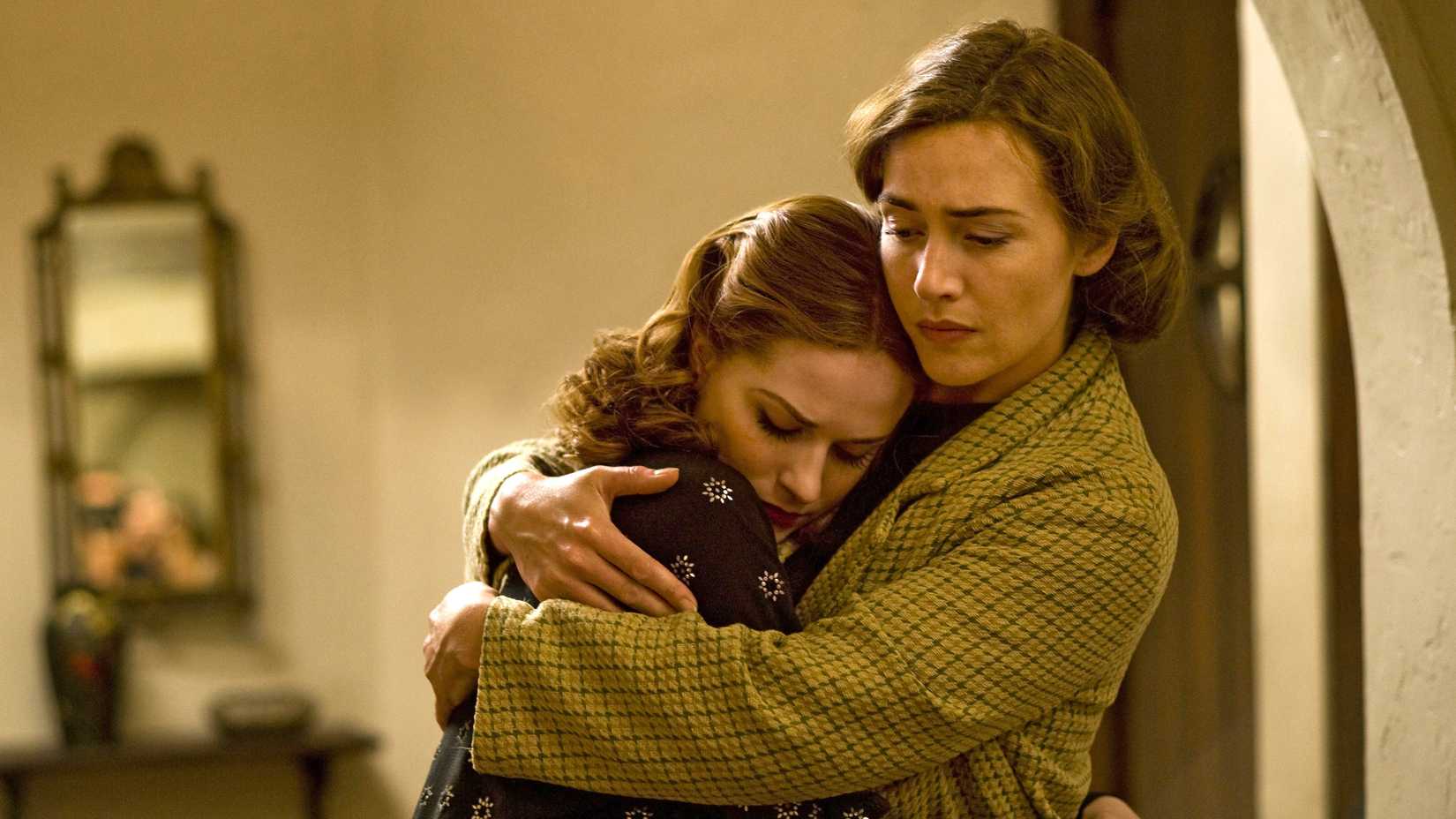 Mildred Pierce still featuring Kate Winslet and Evan Rachel Wood hugging.