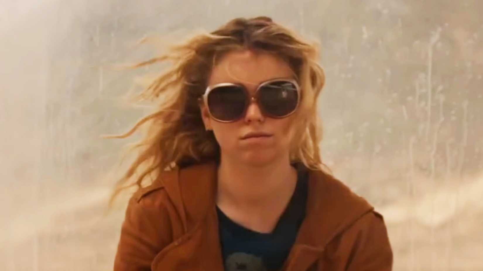 Milly Alcock como Kara Zor-El sentada em uma estação de ônibus em Supergirl 2026