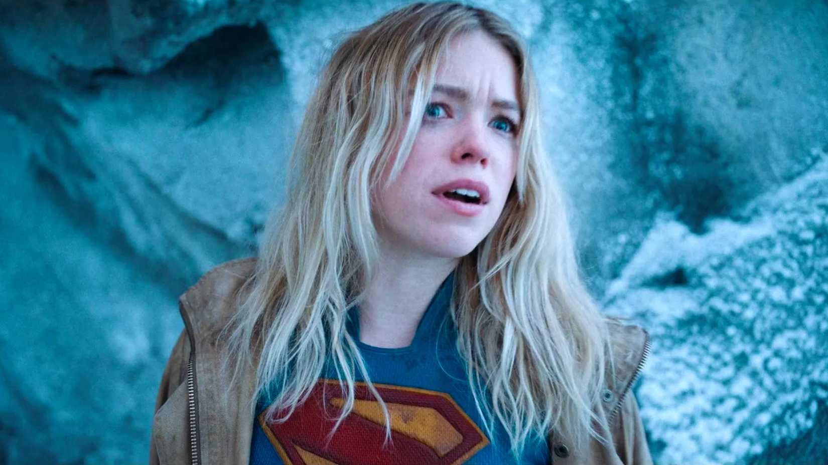Milly Alcock como Supergirl, com expressão preocupada em Superman.
