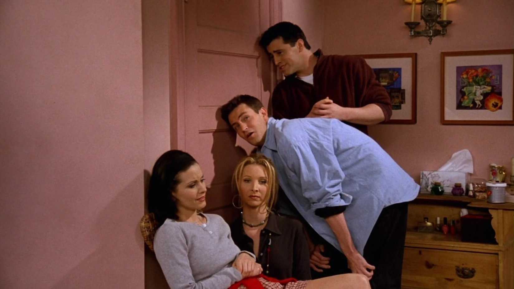 Monica Chandler Joey and Phoebe on the door in Friends