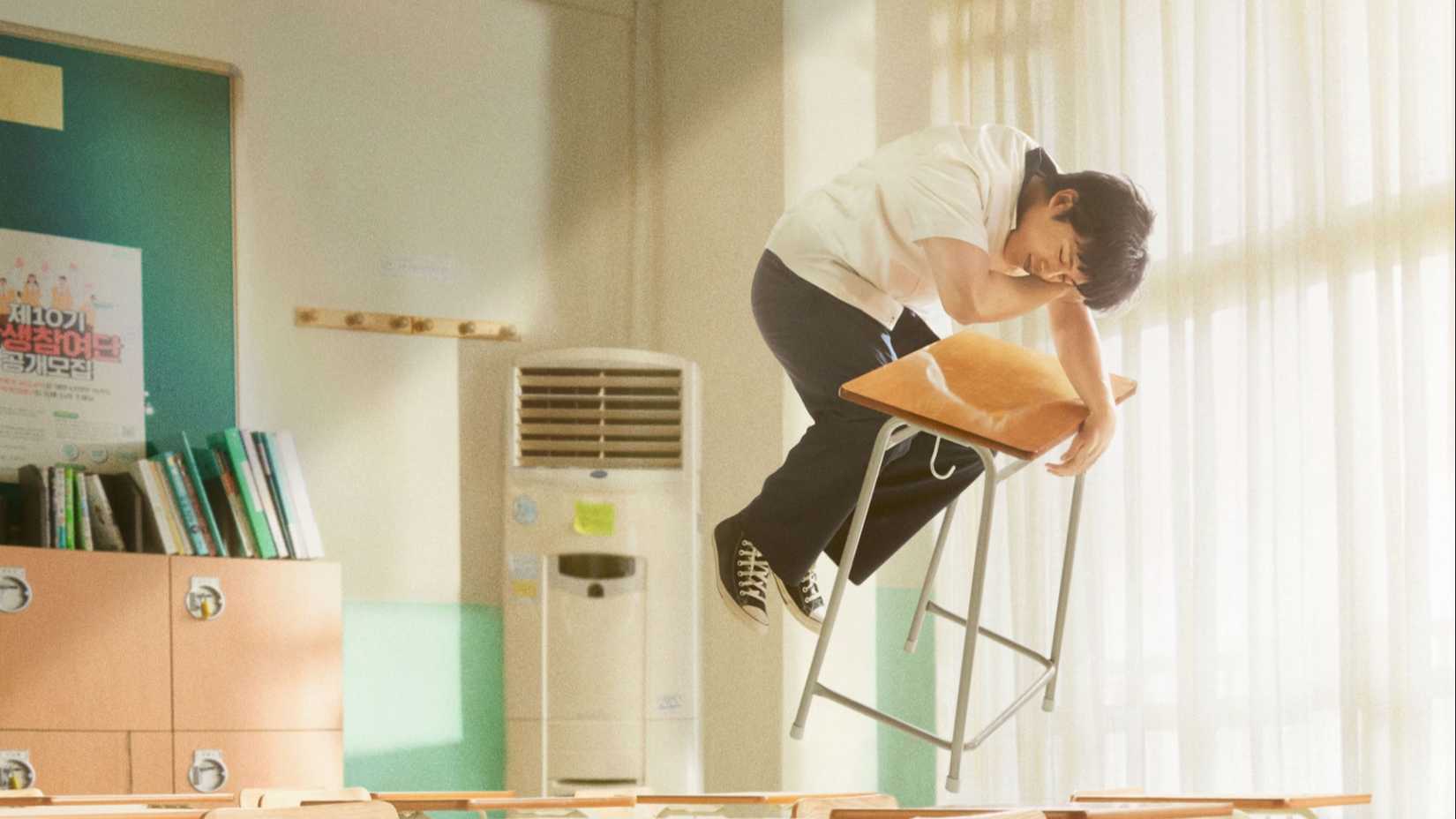 Estudante levita sua mesa em Moving.