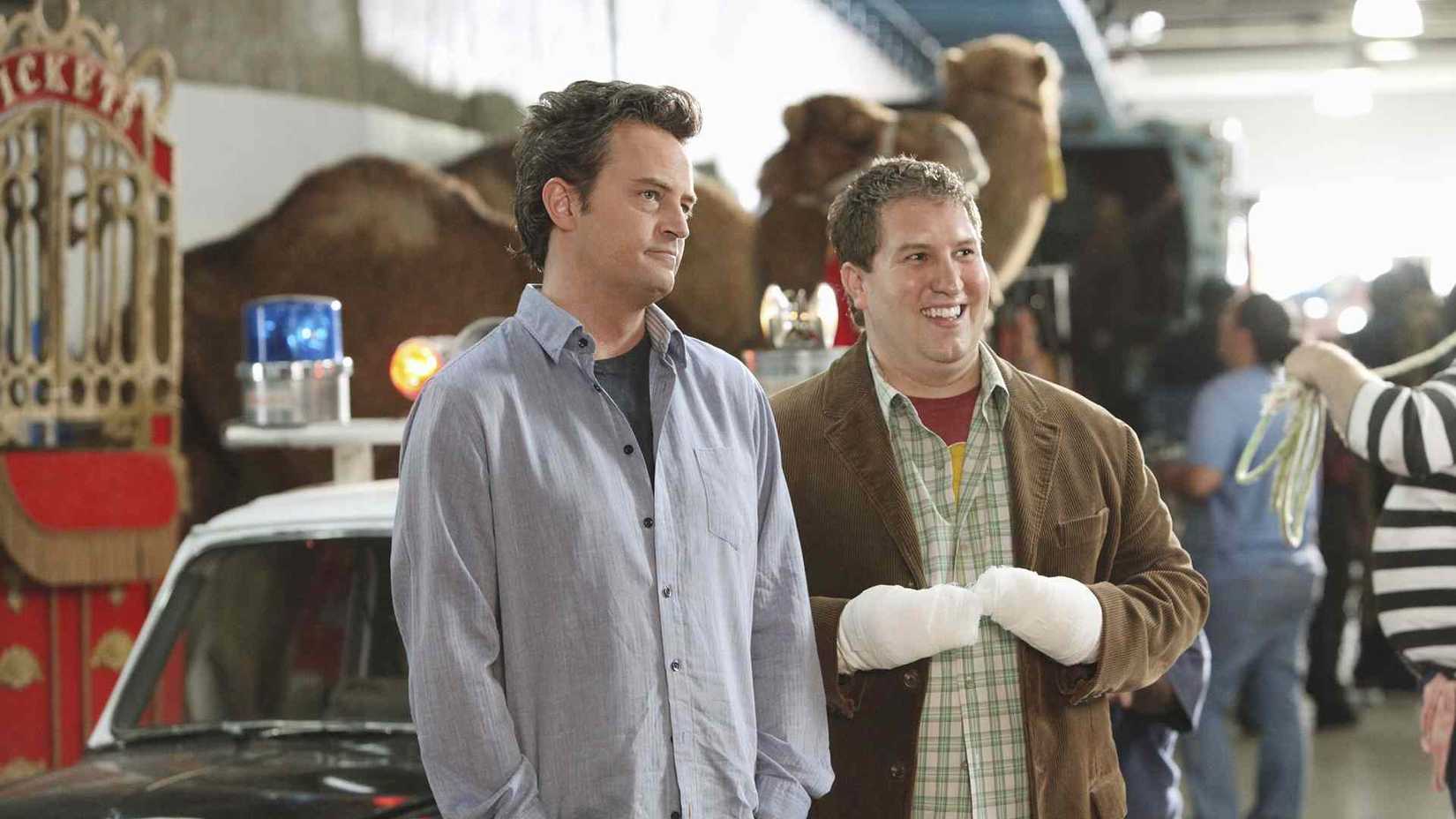 Matthew Perry e Nate Torrence em frente a cenários de Mr. Sunshine.