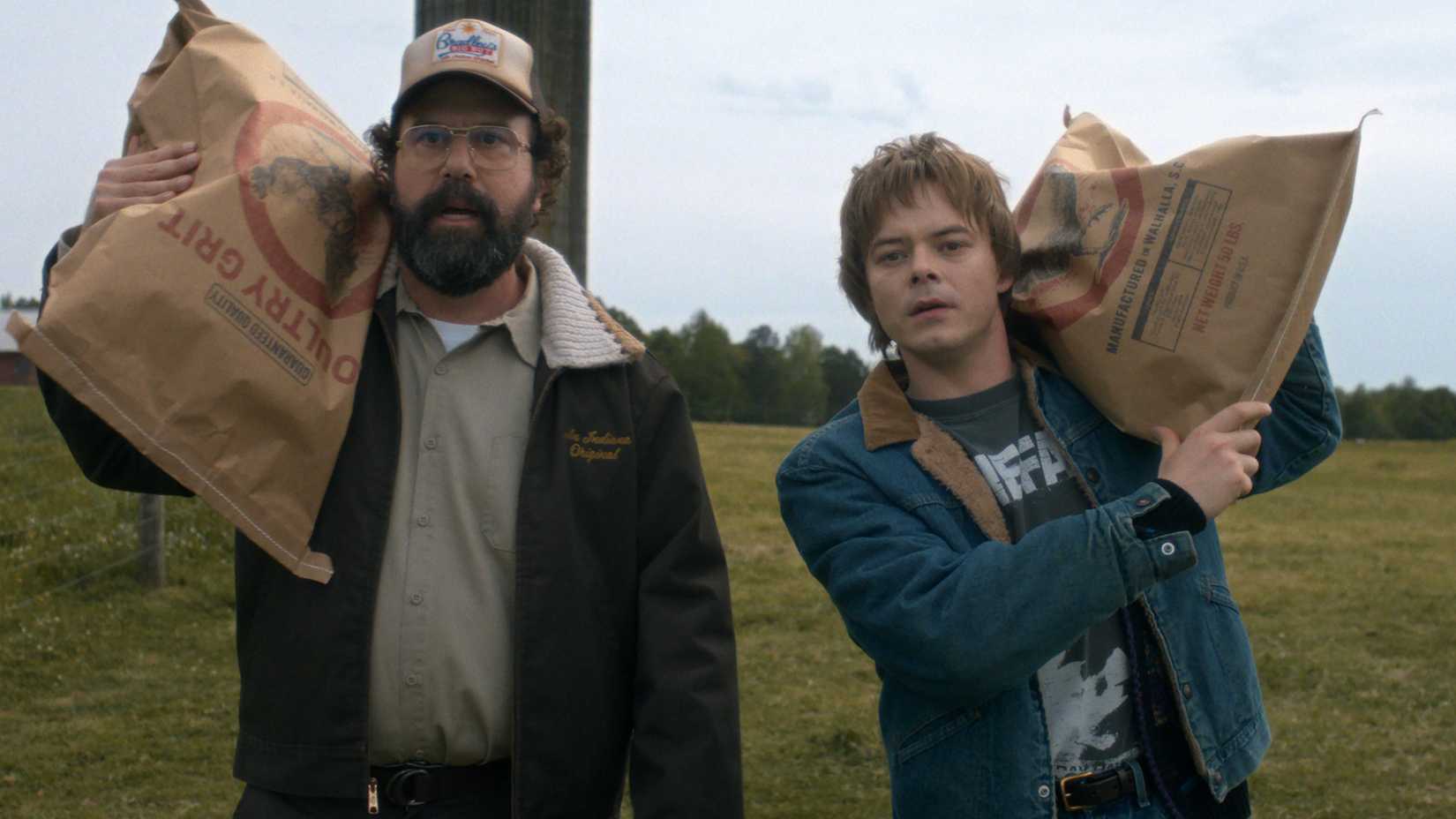 Murray e Jonathan em cena da 5ª temporada de Stranger Things