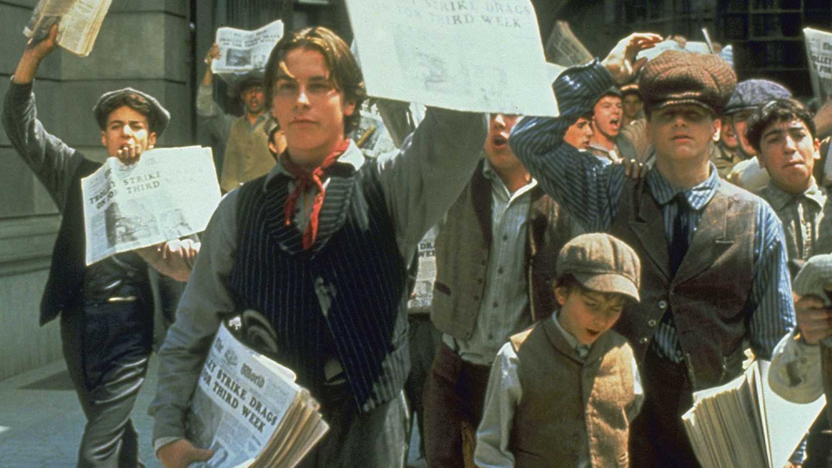 Os jornaleiros marcham com jornais nas mãos em Notícias de Nova York