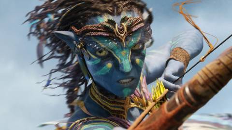 Neytiri with a bow in Avatar: Fire and Ash