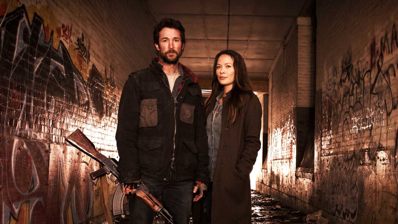 Noah Wyle como Tom Mason e Moon Bloodgood como Anne Glass em Falling Skies
