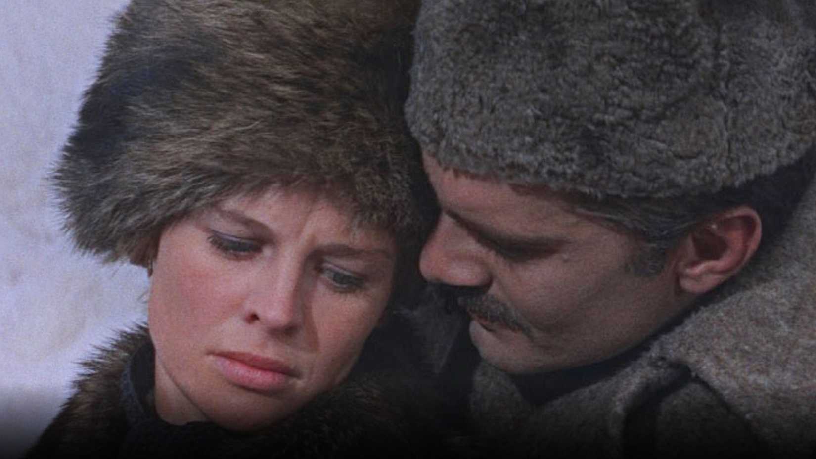 Omar Sharif como Jivago e Julie Christie como Lara em Doutor Jivago