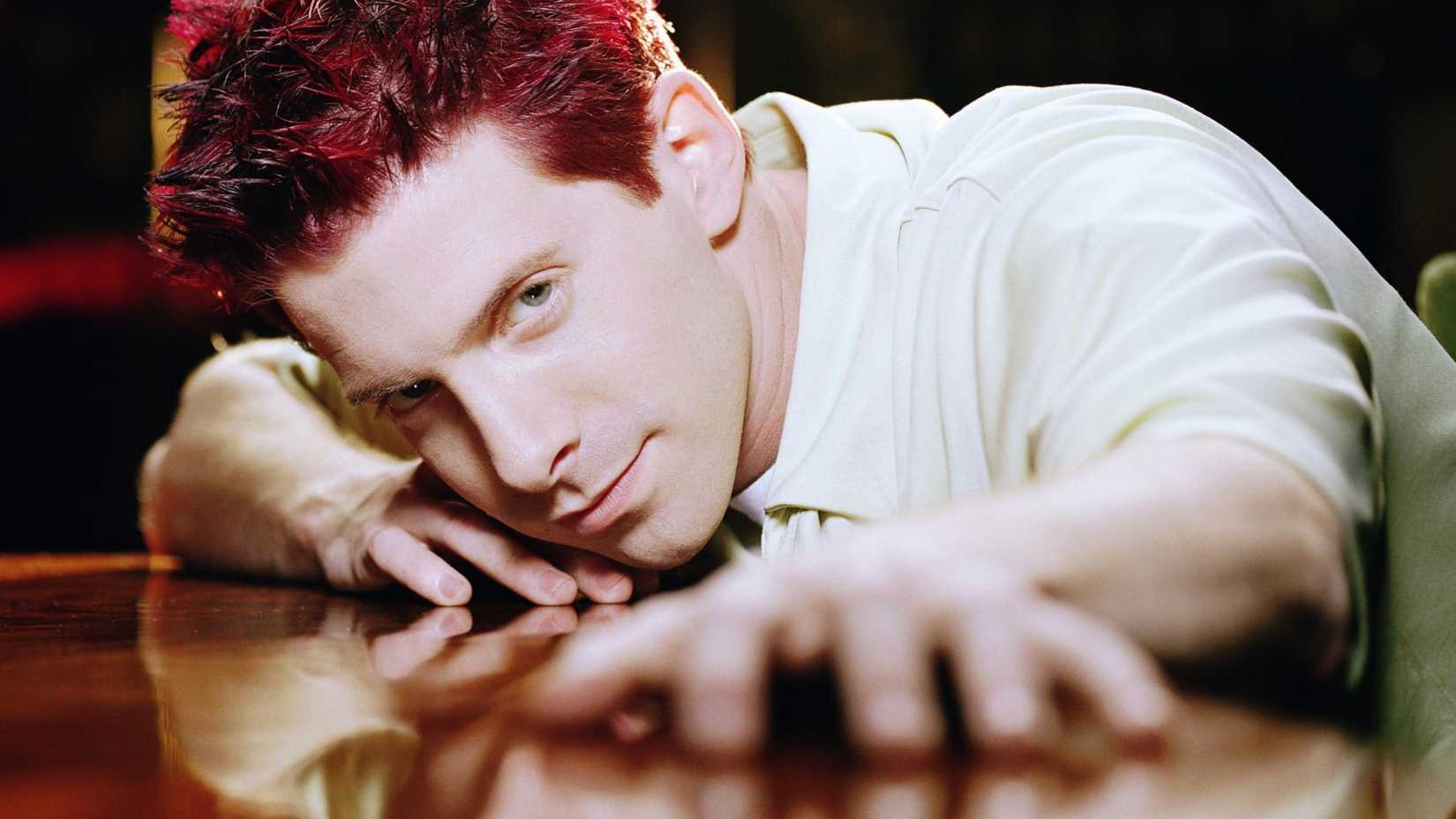 Oz (Seth Green) descansando a cabeça em uma mesa em Buffy the Vampire Slayer