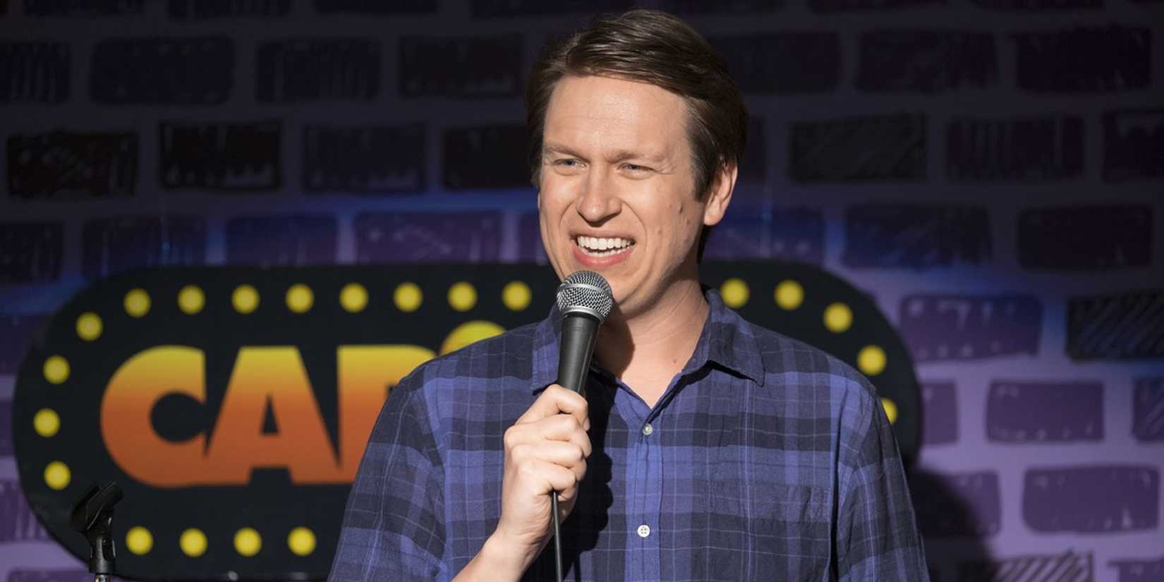 Pete Holmes fazendo stand-up em Crashing