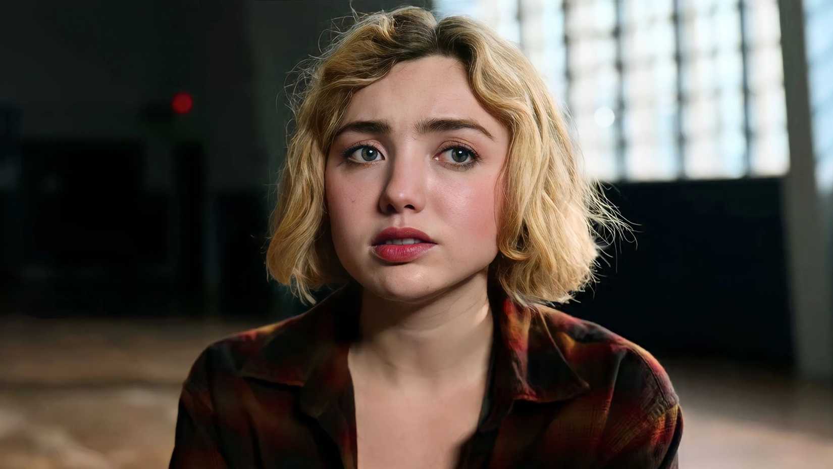 Peyton List as Maddie Nears in an episode of School Spirits