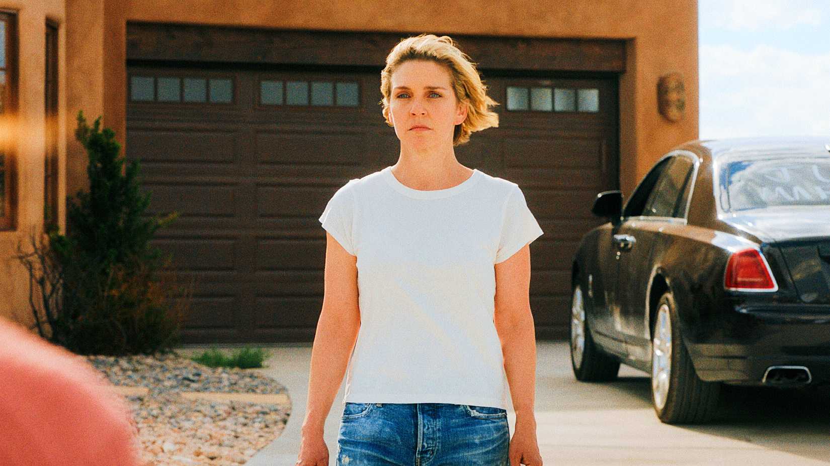 Pluribus: Carol em camiseta branca e jeans