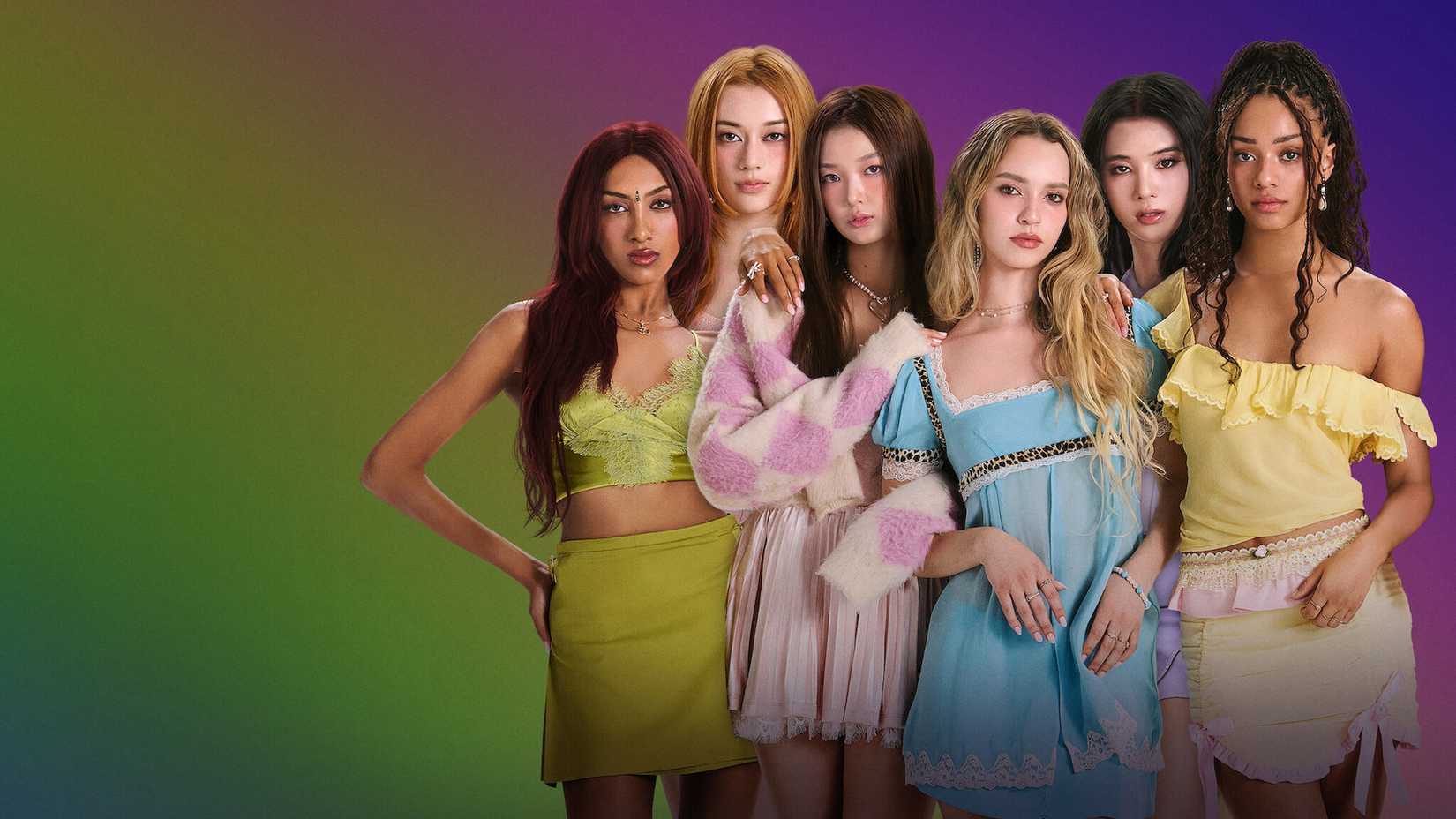 As integrantes do grupo feminino Katseye (Lara, Megan, Yoonchae, Daniella, Sophia e Manon) posam em frente a um fundo colorido.