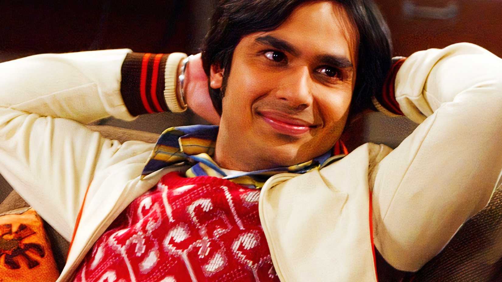 Raj com as mãos sobre a cabeça em The Big Bang Theory
