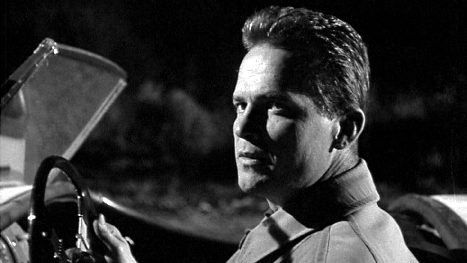 Ralph Meeker as Mike Hammer in a car in Kiss Me Deadly