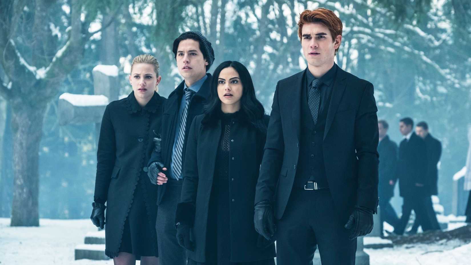 Betty, Jughead, Veronica e Archie em um funeral na 2ª temporada de Riverdale.