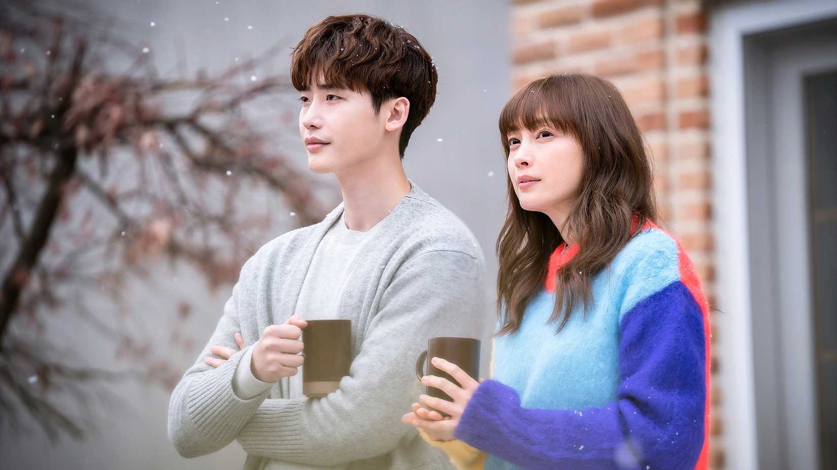 Cha Eun-ho (Lee Jong-suk) and Kang Dan-i (Lee Na-young) drinking coffee in Romance is a Bonus Book.