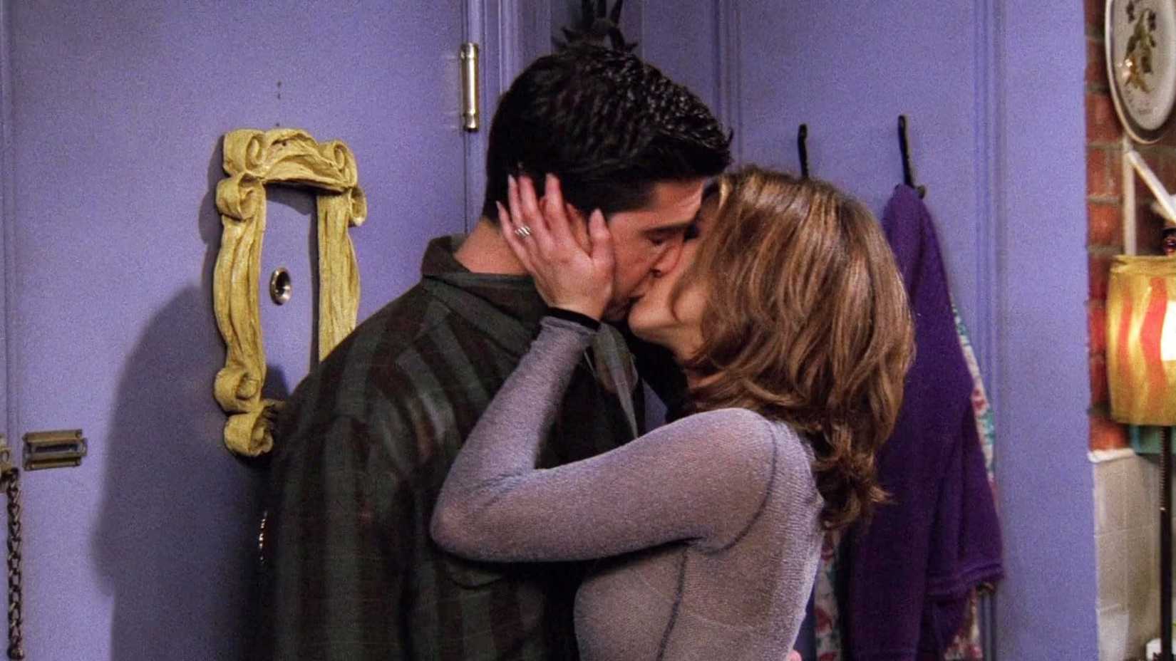Ross e Rachel se beijando em Friends