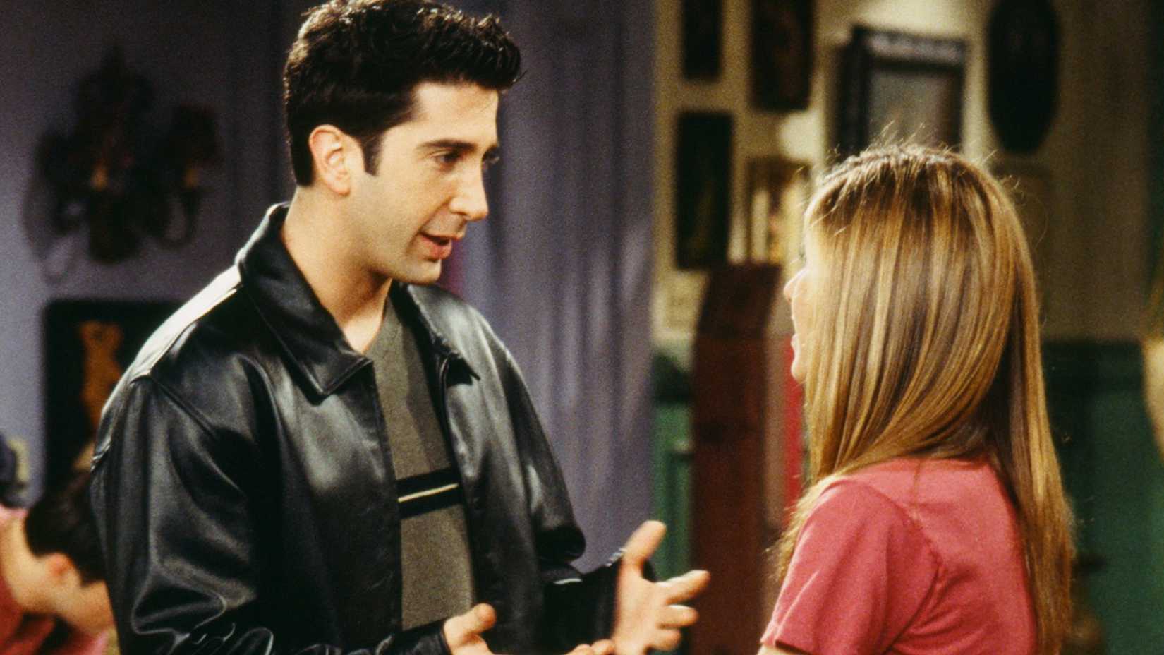 ross and rachel talking in friends season 4