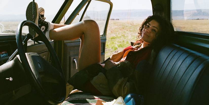 Rue sentada em um carro no pôster da terceira temporada de Euphoria.